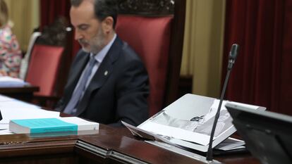 El presidente del Parlamento balear, Gabriel Le Senne, durante la sesión del pasado 18 de junio. A la derecha, el atril con la foto arrancada por él.