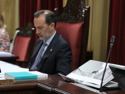El presidente del Parlamento balear, Gabriel Le Senne, durante la sesión del pasado 18 de junio. A la derecha, el atril con la foto arrancada por él.