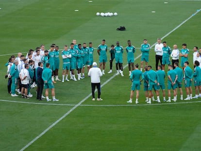 La plantilla y el cuerpo técnico del Real Madrid escuchaba el viernes a su entrenador, Carlo Ancelotti, en el Stade de France, en París.