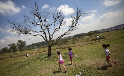 Crianças correm pelo Parque dos Búfalos, na zona sul de São Paulo.