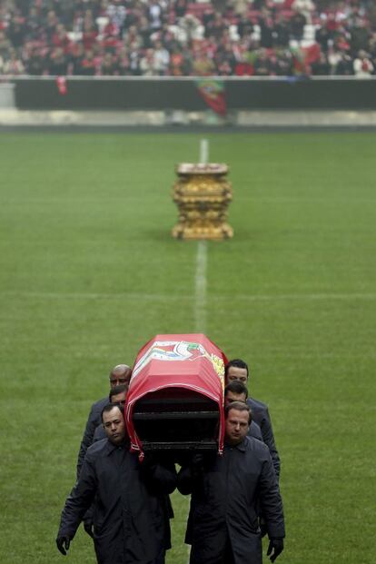 Vista del ataúd del ídolo del fútbol portugués Eusébio en el Estadio de la Luz, donde lleva instalada desde ayer la capilla ardiente, en Lisboa (Portugal).