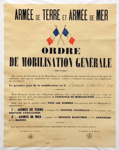 Foto de arquivo tomada em 2 de agosto de 1914 e publicada pelo Historial de Péronne, Museu da Primeira Guerra Mundial. Mostra um cartaz que chama para a mobilização geral dos exércitos franceses.