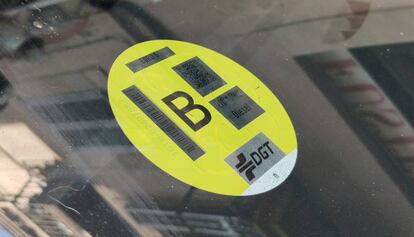 Etiqueta ambiental en un vehículo en Barcelona.