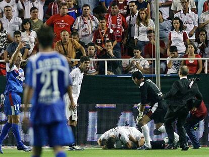 El defensa sevillista Antonio Puerta es atendido por Palop tras desvanecerse.
