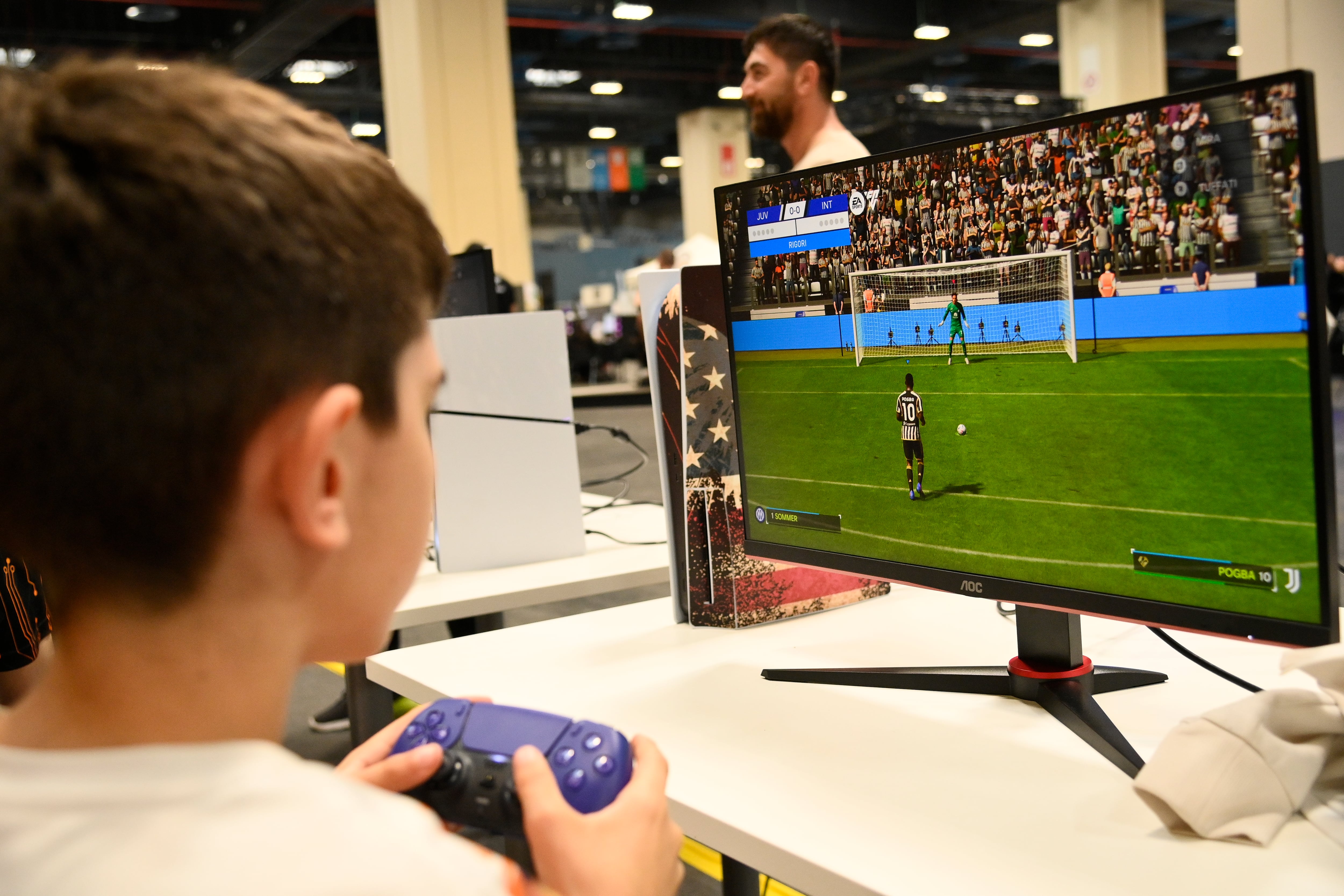Un joven juega una partida al FIFA en una convención de cómics en Italia.