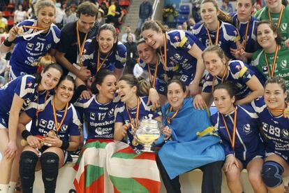 Las jugadoras del Bera Bera celebran la revalidación del título de la Copa de la Reina.