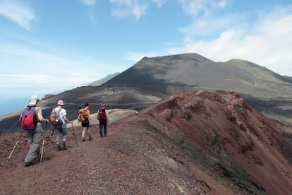 Senderistas bordeando el volcán Teneguía, en Fuencaliente (La Palma).
