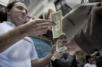 Un pol&iacute;tico opositor al Gobierno argentino escenifica la venta de d&oacute;lares en el mercado negro