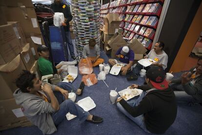 Los trabajadores de la FIL se toman un descanso para seguir montando los stands de la feria.