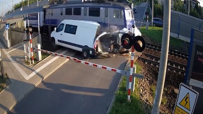 Furgoneta atrapada en cruce ferroviario choca con tren en Polonia