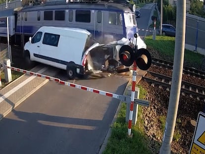 Furgoneta atrapada en cruce ferroviario choca con tren en Polonia