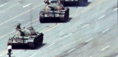 Un manifestante se enfrenta a los tanques cerca de la plaza de Tiananmen, el 5 de junio de 1989.