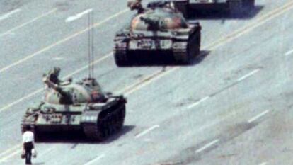 Um manifestante enfrenta os tanques na praça Tiananmen em junho de 1989.