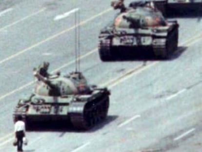 Um manifestante enfrenta os tanques na praça Tiananmen em junho de 1989.