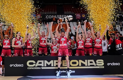 Las jugadoras del Uni Girona, con Laia Palau alzando el trofeo, celebran la conquista de la Copa de la Reina. feb