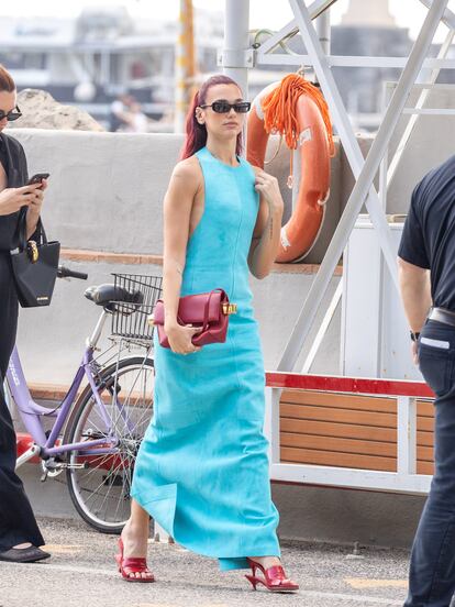 Dua Lipa, con el segundo vestido azul que lució para el desfile de Jacquemus.