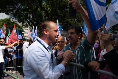 Santiago Taboada antes del evento en que Xóchitl Gálvez recibió la constancia como candidata presidencial de la coalición Frente Amplio por México.