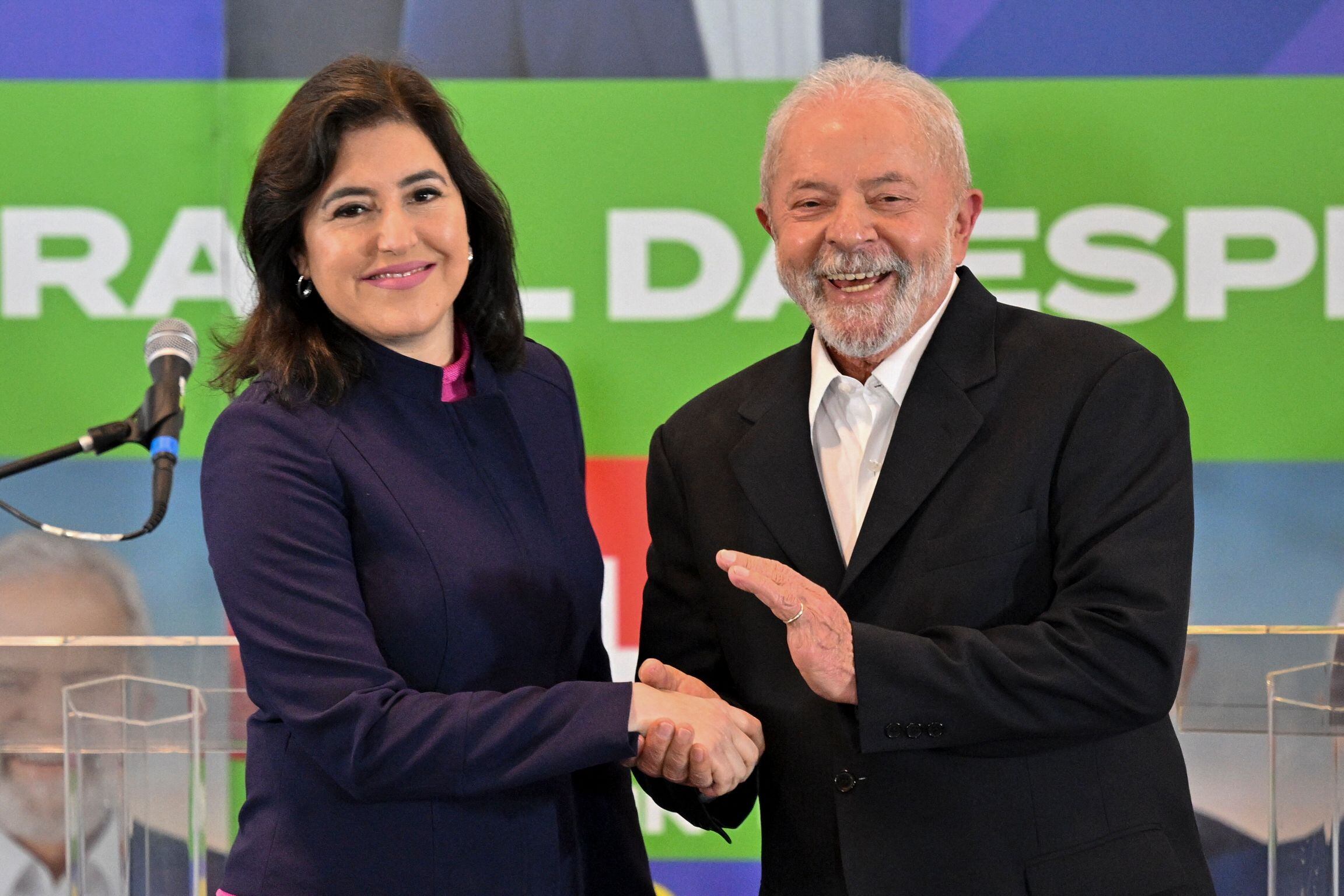 La ex-candidata Simone Tebet, gran sorpresa de la primera vuelta, saluda a Lula durante una conferencia de prensa en que pidió a sus votantes el apoyo al expresidente da Silva.