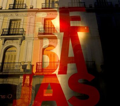 Un escaparate anuncia rebajas en Madrid.