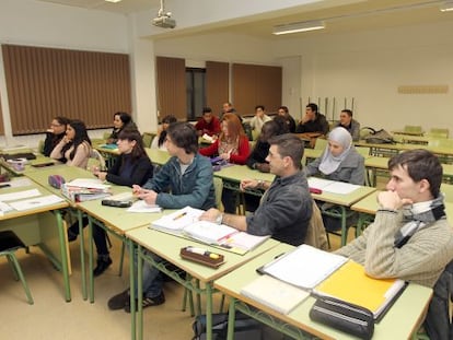 Un grupo de estudiantes siguiendo una clase en un aula.