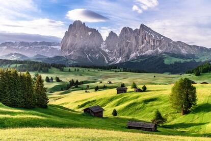 En verano es un paraíso para el senderismo y, en invierno, una de las zonas de esquí más populares de Europa. Los Dolomitas saben rentabilizar como pocos otros sitios el atractivo de su naturaleza. En cualquier época del año, los visitantes disponen de buenas infraestructuras y de complejos hoteleros magníficamente ubicados y agradabilísimos. Quien quiera combinar esquí y senderismo, puede probar una de las muchas rutas de esquí de travesía. Se trata de subir un monte practicando esquí de fondo, regresando luego al valle por la nieve virgen.