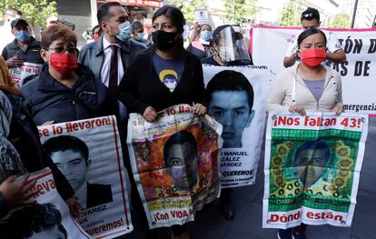 Familiares de los 43 estudiantes desaparecidos de Ayotzinapa se manifiestan en Ciudad de México.