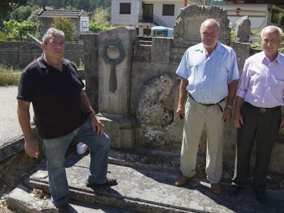 Jes&uacute;s Rodr&iacute;guez (izquierda), Amancio Vila y Emilio Romero, ante el monumento a las v&iacute;ctimas del accidente de autob&uacute;s.