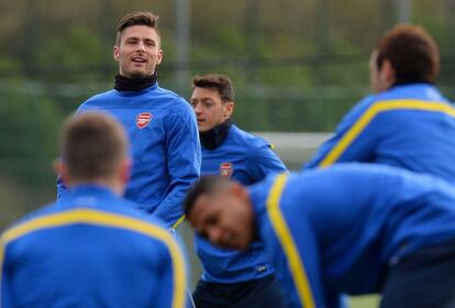 Los jugadores del Arsenal, con Giroud y Özil al fondo se ejercitan en sus instalaciones en Londres.