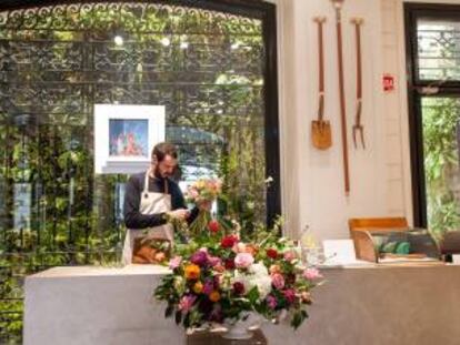 Interior de la floristería de Loewe en Madrid.