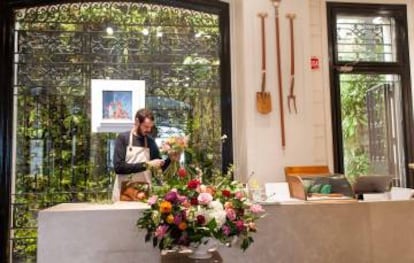 Interior de la floristería de Loewe en Madrid.