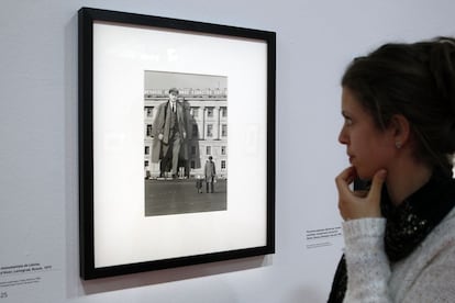 Uma mulher olha a fotografia exposta no Centro Pompidou de Paris que Cartier-Bresson tomou em Leningrado em 1973.