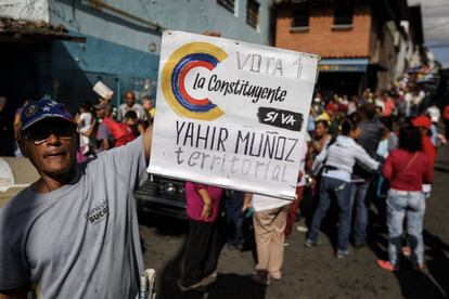 Chavistas esperam na rua para votar na consulta popular pedida pelos opositores do presidente Nicolás Maduro em Caracas (Venezuela).