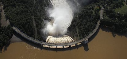 Desembalse de agua en la presa de El Gergal (Sevilla).