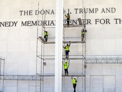 El Kennedy Center cumple con la orden judicial de retirar el nombre de Donald Trump de su fachada