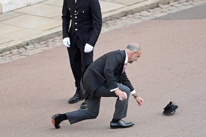 Fueron muchos los tocados y sombreros que acabaron en el suelo, alejándose varios metros de sus dueños por culpa del fuerte viento que soplaba en Windsor.