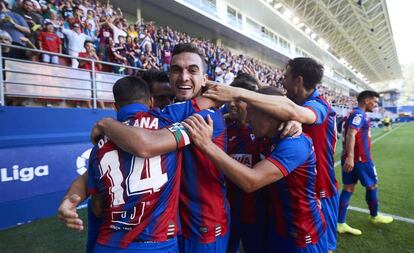 Los jugadores del Éibar celebran su segundo gol contra el Celta.