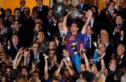 Xavi Hernández levanta la Copa del Rey en el palco del Vicente Calderón.