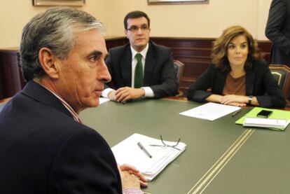 Jáuregui, Nadal y Sáenz de Santamaría, en la primera reunión.