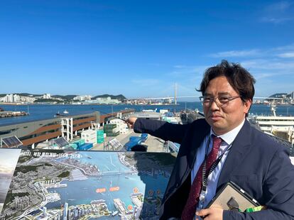 Hwang Hyun-ki points out the place where Oceanix Busan will be built.
