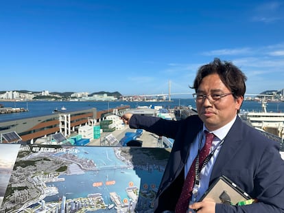 Hwang Hyun-ki points out the place where Oceanix Busan will be built.