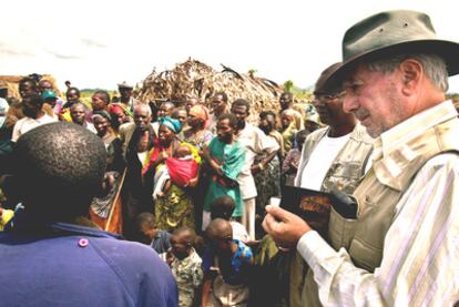 Vargas Llosa, en un campo de refugiados de Congo para un reportaje de El País Semanal.