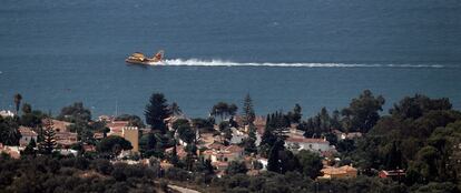 Un hidroavión toma agua a la altura de Marbella.