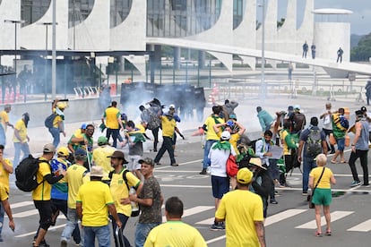 Simpatizantes de Bolsonaro en las calles de Brasilia tras el asalto a las instituciones democráticas.