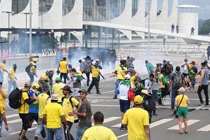 Simpatizantes de Bolsonaro en las calles de Brasilia tras el asalto a las instituciones democráticas.