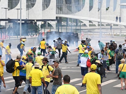 Simpatizantes de Bolsonaro en las calles de Brasilia tras el asalto a las instituciones democráticas.