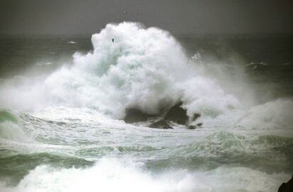 Olas de casi 6 metros de altura en la costa de A Coruña durante un temporal en Galicia.