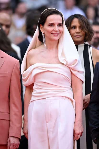 La actriz francesa Juliette Binoche es la presidenta del jurado este año. Para su estreno en este cargo, eligió un envolvente modelo de Christian Dior.