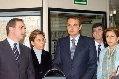 Zapatero, Alonso y Álvarez, junto a la directora de Protección Civil, Celia Abenza, en la sede de este organismo.