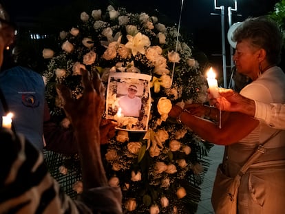 Amigos del veedor ciudadano y periodista Jaime Vásquez hacen oración durante un homenaje en el parque Santander, en Cúcuta.