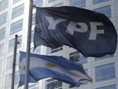 Como operador del acuerdo, YPF cuenta con 19 equipos de perforación y diez equipos de tareas complementarias en el área, con una producción de crudo y gas de 13.000 barriles equivalentes de petróleo por día. EFE/Archivo